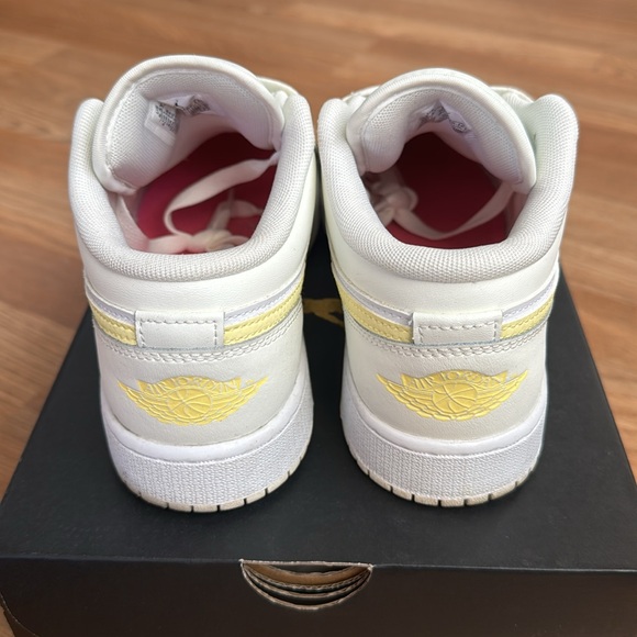 Nike Jordan 1 Low (GS) EUC - Picture 3 of 5